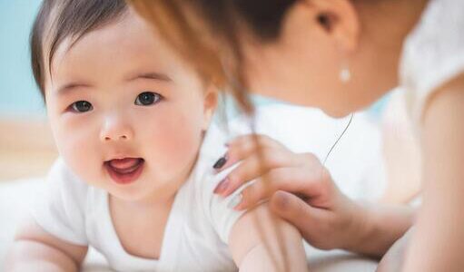 ベビーマッサージとは？効果・メリットから注意点、教室の選び方までやさしく解説